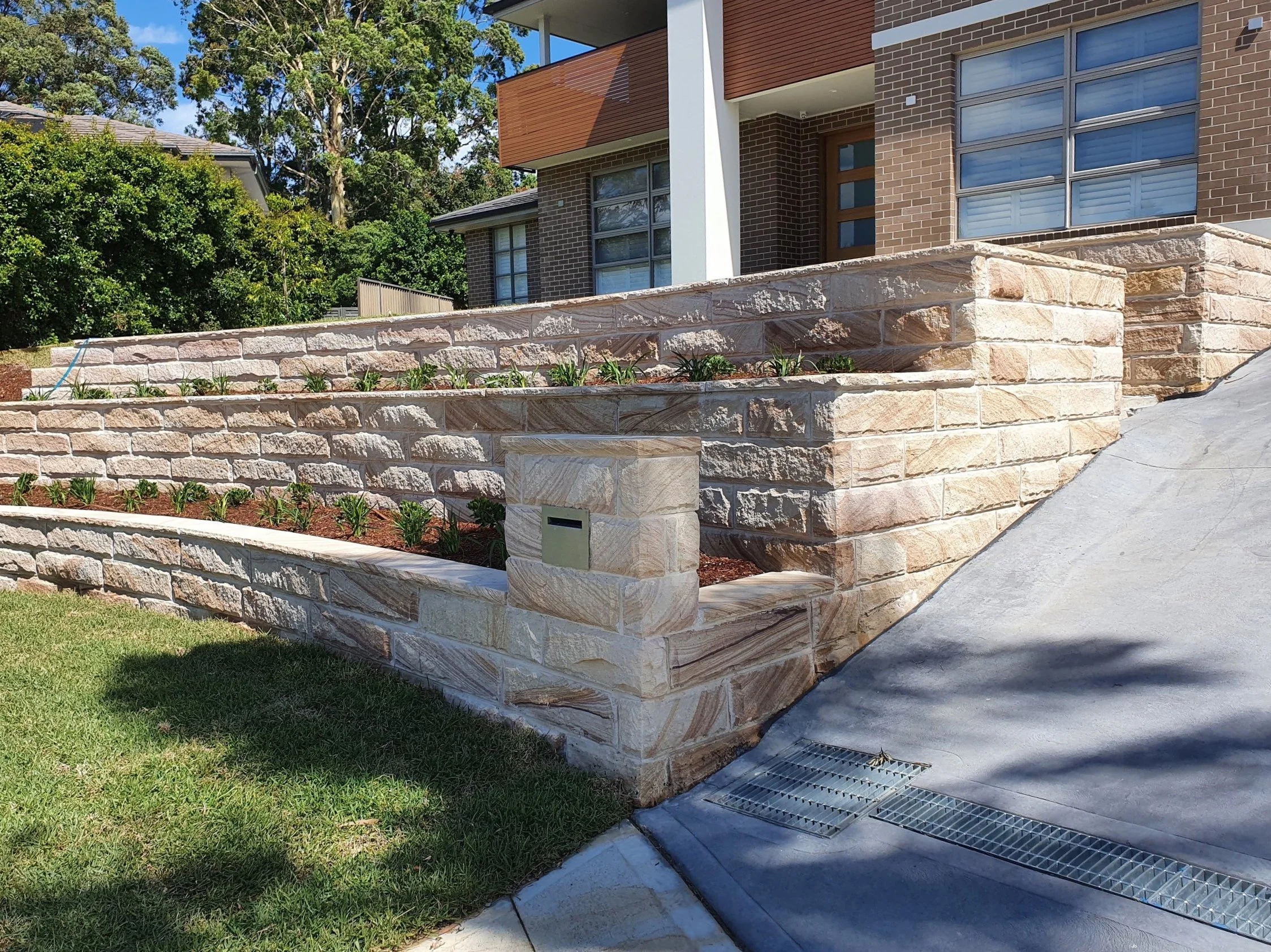 Stone retaining wall